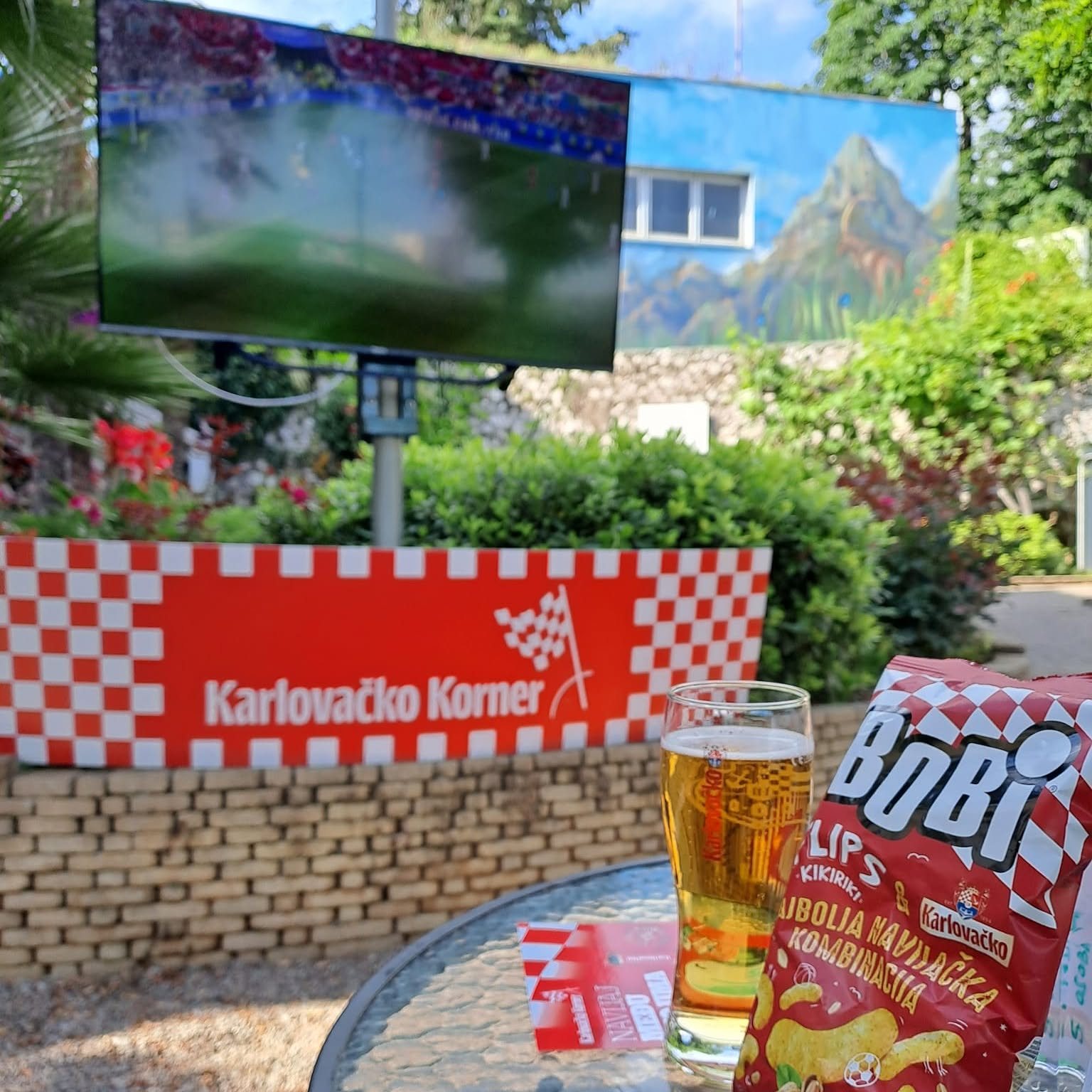 Veliki ekran za utakmice u vrtu, uz čašu piva